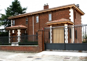 fachada de ladrillo de la casa rural