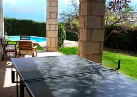 Acceso principal con porches en ambas plantas