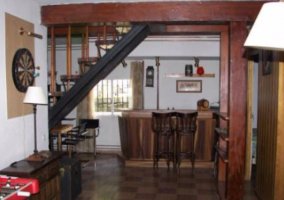 Sala de billar y escaleras