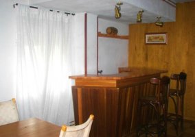 Sala de billar con barra al fondo