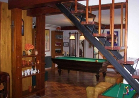 Acceso a exteriores con pingpong en el porche