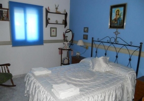Dormitorio con cama doble.