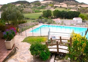 La piscina y el arroyo del jardín