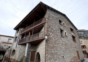 Acceso a la casa en piedra y con balcones