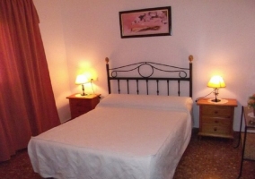 Cama de matrimonio de dormitorio doble de la casa rural