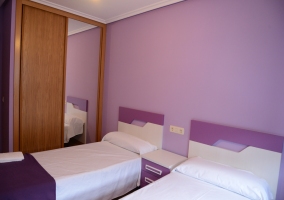 Habitación morada con ventana