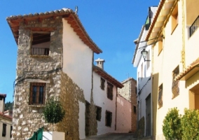 Hall de entrada y escaleras de cerámica