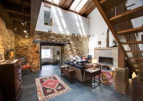 Sala de estar con altos techos