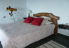 Dormitorio con cama de matrimonio