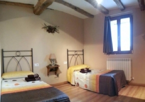 Dormitorio adaptado con dos camas individuales de la casa rural