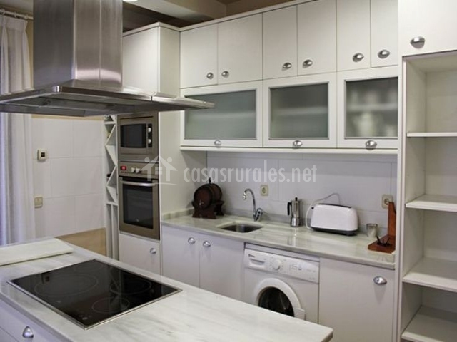 en la sala de estar muebles blancos en la cocina en la sala de estar muebles blancos en la cocina
