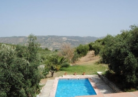 Terraza bajo porche junto a la piscina