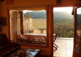 Sala de estar con chimenea que comunica con la cocina