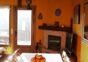 Sala de estar con chimenea que comunica con la cocina