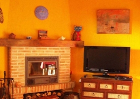 Sala de estar con chimenea