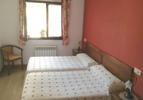 Dormitorio con dos camas juntas