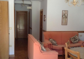 Sala de estar con dos sillones