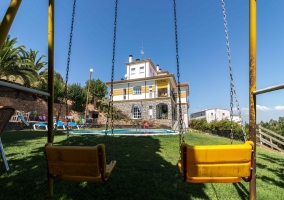 Columpios en zona piscina