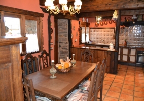 Salón de la casa rural con chiemenea