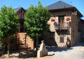 Fachada de la casa rural