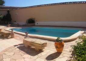 Sala de estar con chimenea en el frente de piedra