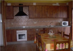 Cocina de la casa con muebles de madera