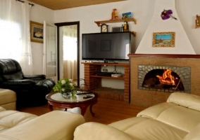 Sala de estar con mesa de comedor y mueble de madera