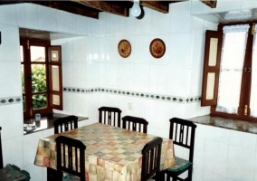 Cocina comedor con una mesa rodeada de sillas