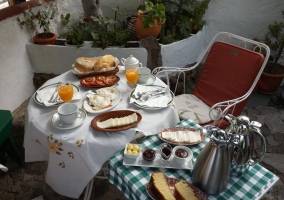 Zona de barbacoa con muebles de jardín