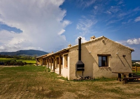 Sala de estar con chimenea de casa