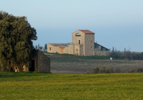 Sala de estár en piedra con sofá rojo