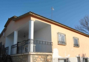 Sala de estar con chimenea y mesa de comedor