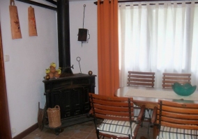 Sala de estar y comedor con chimenea en esquina