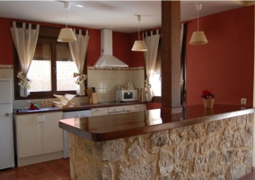 Sala de estar con televisor y vistas de la planta superior