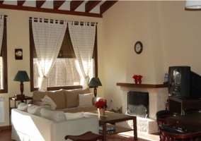 Sala de estar amplia con la chimenea encendida