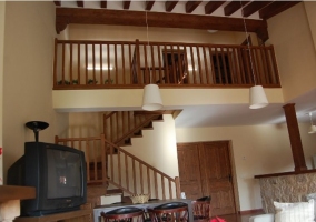 Sala de estar con sillones y chimenea amplios