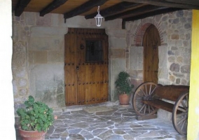 Acceso principal a la casa con puerta de madera