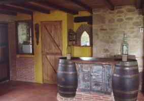 Salón comedor con barra de bar