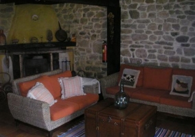 Salón comedor con chimenea