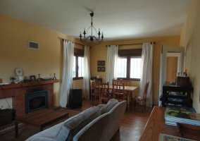 Salón comedor con juegos de mesa y chimenea