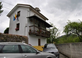 Fachada exterior y zona de aparcamiento con coches