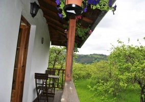 Terraza con mibiliario y vistas al jardín