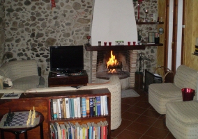 Salón con chimenea