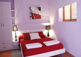 Dormitorio con cama de matrimonio