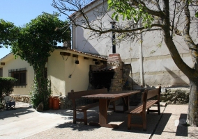 Patio con merendero y barbacoa al lado