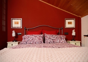Dormitorio de matrimonio amplio con cama