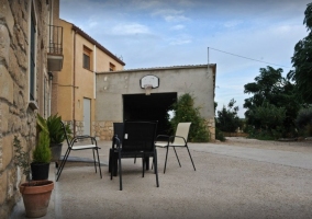 Mobiliario de jardín junto a la pista de baloncesto