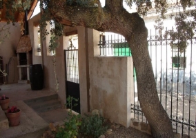 Vista exterior del alojamiento con rampa de acceso