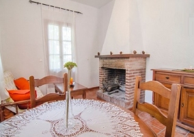 Comedor con chimenea