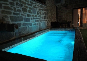 Piscina exterior azul